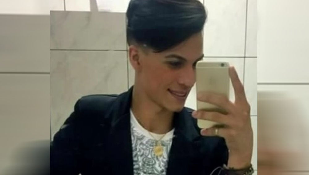 Imagen del joven asesinado por su propia madre en Brasil