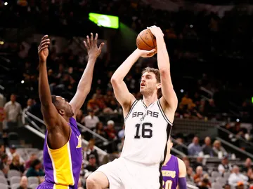 Pau Gasol lanza a canasta ante los Lakers Pau Gasol lanza a canasta ante los Lakers