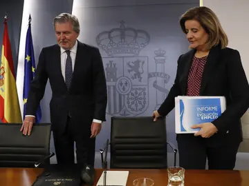 Íñigo Méndez de Vigo y Fátima Báñez a su llegada a la rueda de prensa Íñigo Méndez de Vigo y Fátima Báñez a su llegada a la rueda de prensa