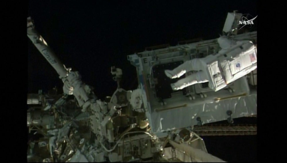 Frame 2.419558 de: Los astronautas de la Estación Internacional se dan una segunda caminata espacial