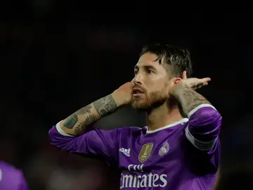 Sergio Ramos se lleva las manos a los oídos en el Pizjuán Sergio Ramos se lleva las manos a los oídos en el Pizjuán