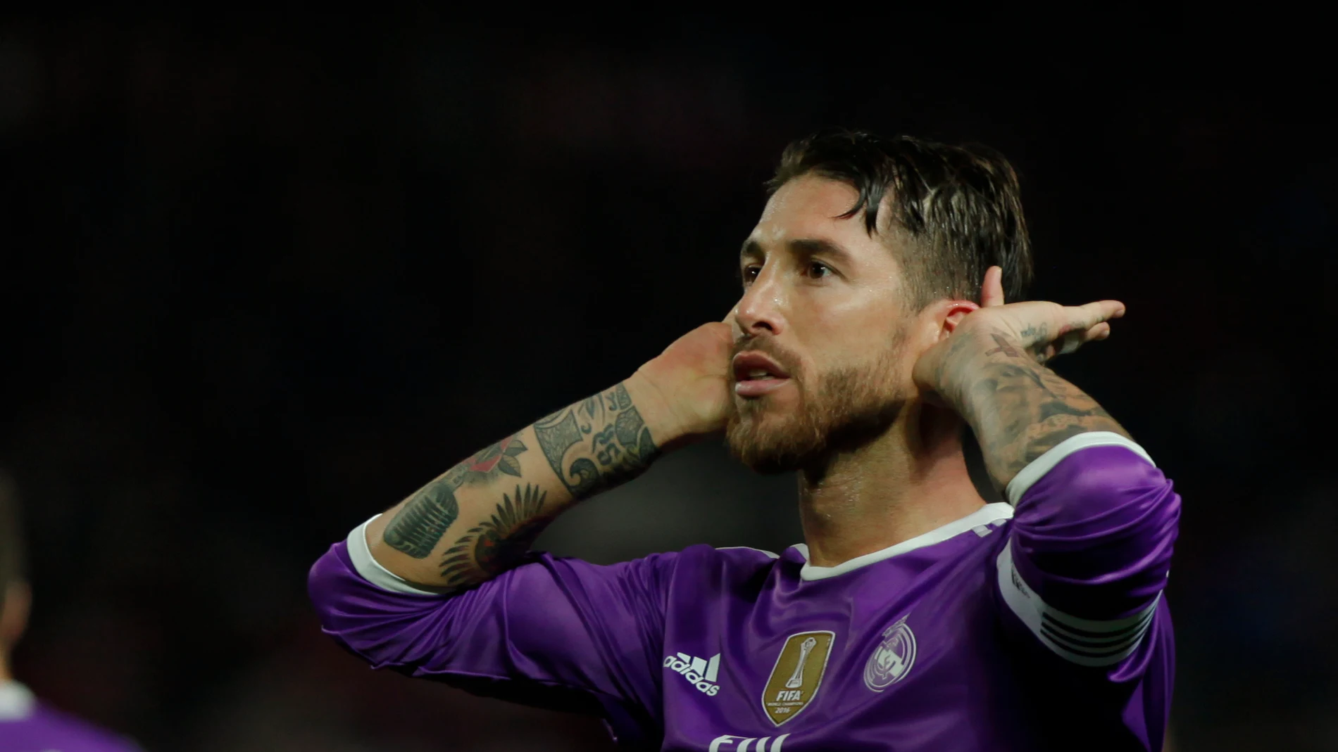 Sergio Ramos se lleva las manos a los oídos en el Pizjuán Sergio Ramos se lleva las manos a los oídos en el Pizjuán