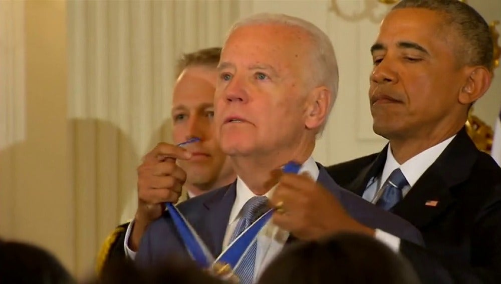 Frame 29.535123 de: Obama se despide de su vicepresidente Joe Biden, y de su equipo, en un emotivo acto