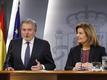 El ministro de Educación, Cultura y Deportes y Portavoz, Íñigo Méndez de Vigo, y la ministra de Empleo y Seguridad Social, Fátima Báñez, durante la rueda de prensa El ministro de Educación, Cultura y Deportes y Portavoz, Íñigo Méndez de Vigo, y la ministra de Empleo y Seguridad Social, Fátima Báñez, durante la rueda de prensa