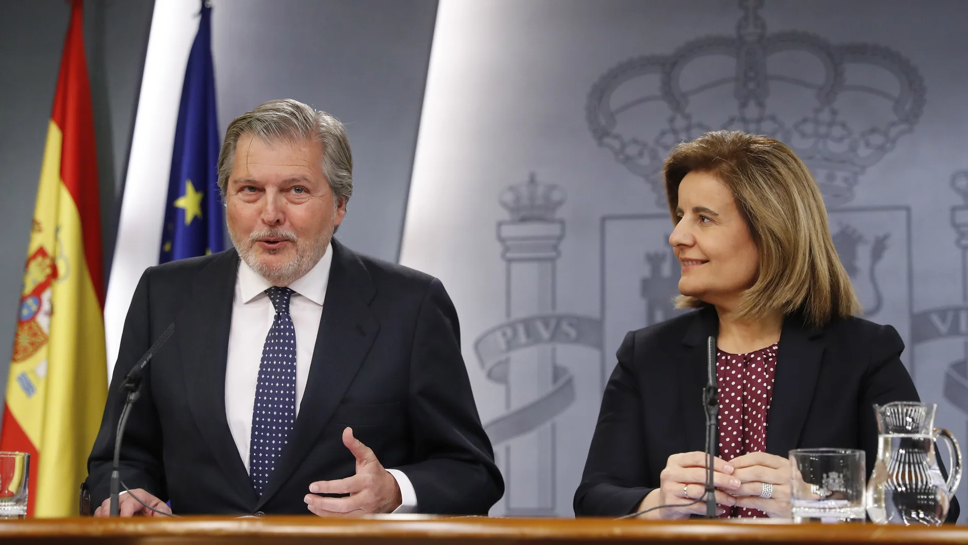 El ministro de Educación, Cultura y Deportes y Portavoz, Íñigo Méndez de Vigo, y la ministra de Empleo y Seguridad Social, Fátima Báñez, durante la rueda de prensa El ministro de Educación, Cultura y Deportes y Portavoz, Íñigo Méndez de Vigo, y la ministra de Empleo y Seguridad Social, Fátima Báñez, durante la rueda de prensa