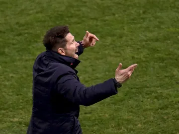 Simeone da instrucciones en la banda Simeone da instrucciones en la banda