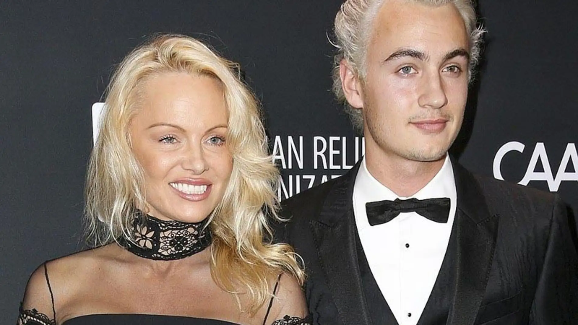 Pamela Anderson junto a su hijo