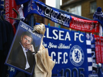 Una imagen de José Mourinho cerca de Stamford Bridge
