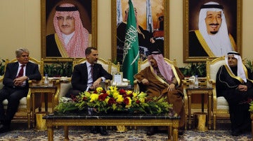 El Rey Felipe y el príncipe Faisal Bin Bandar 