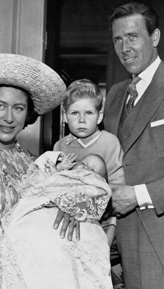 Lord Snowdon y la princesa Margarita de Inglaterra junto a sus dos hijos