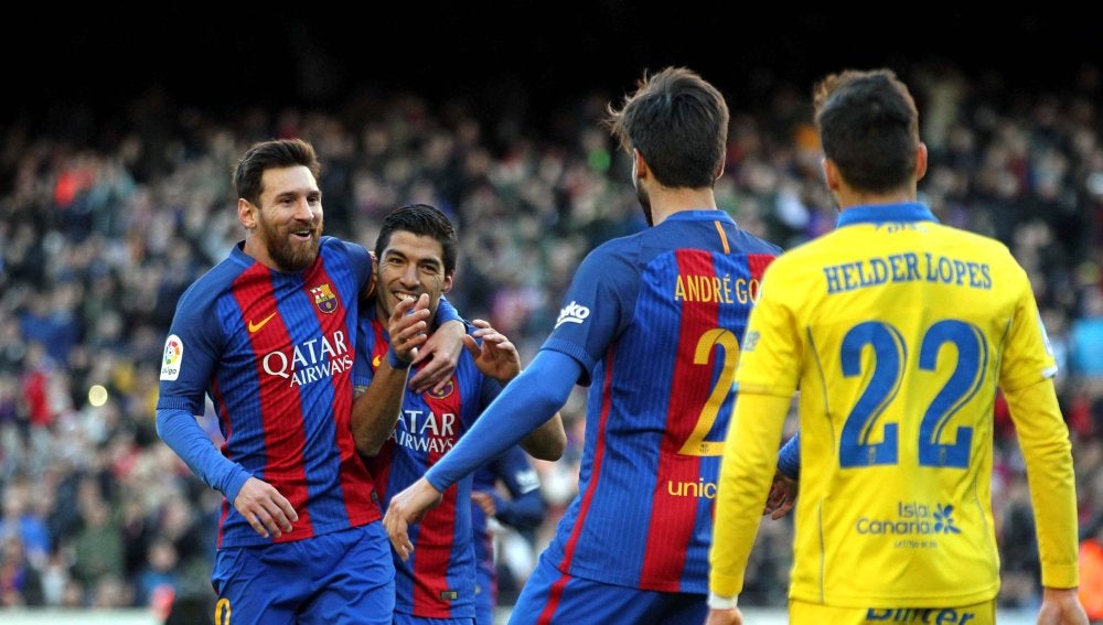 Luis Suárez y Messi celebran el 1-0 ante Las Palmas