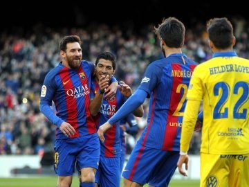 Luis Suárez y Messi celebran el 1-0 ante Las Palmas