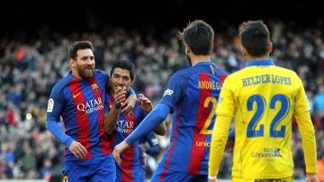 Luis Suárez y Messi celebran el 1-0 ante Las Palmas