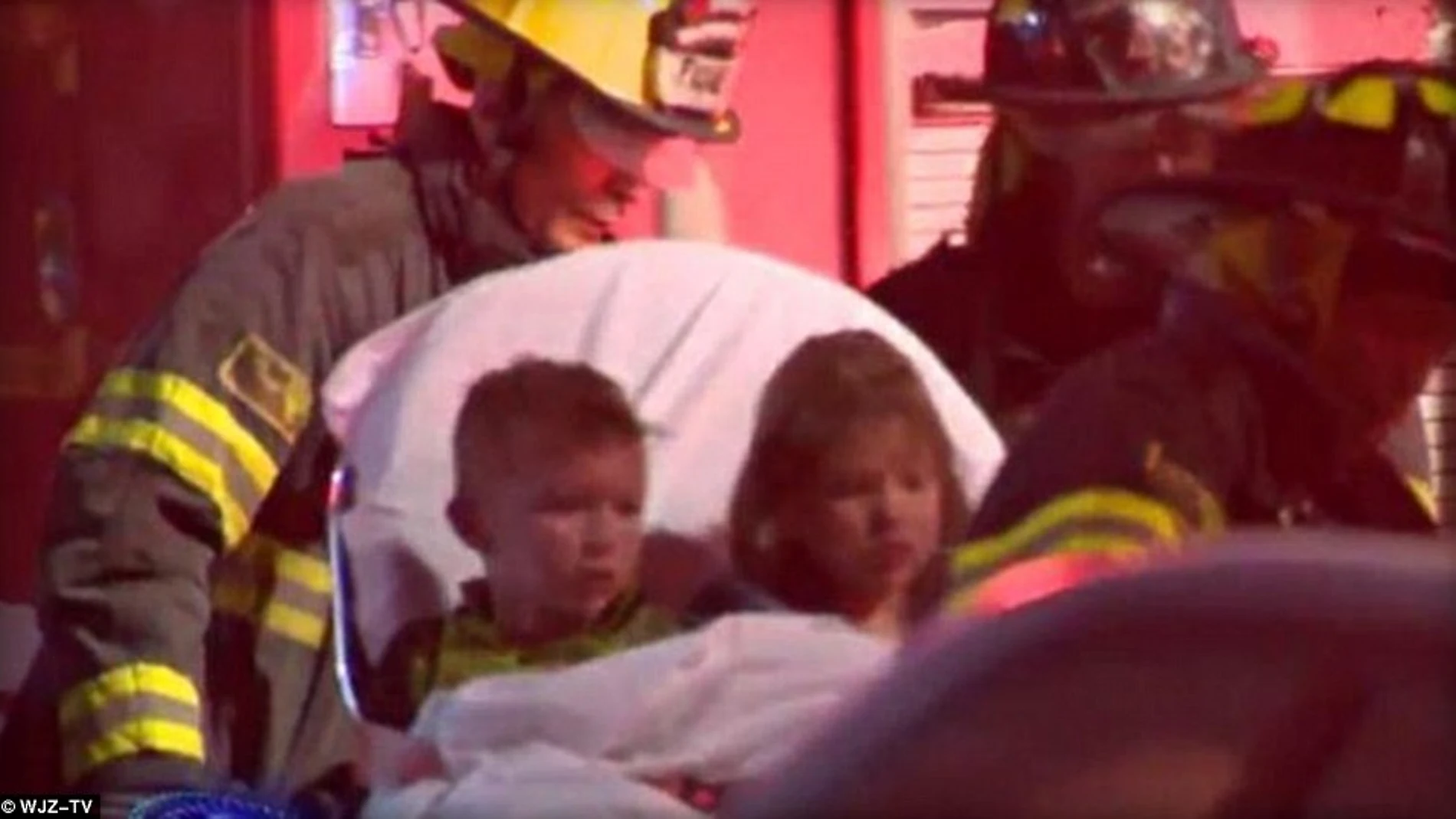 Niños rescatados de un incendio Niños rescatados de un incendio