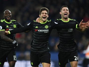 Marcos Alonso celebra un gol ante el Leicester