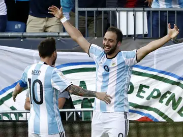 Higuaín celebra un gol con Messi Higuaín celebra un gol con Messi