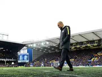 Guardiola camina cabizbajo por Goodison Park Guardiola camina cabizbajo por Goodison Park