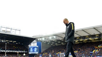 Guardiola camina cabizbajo por Goodison Park