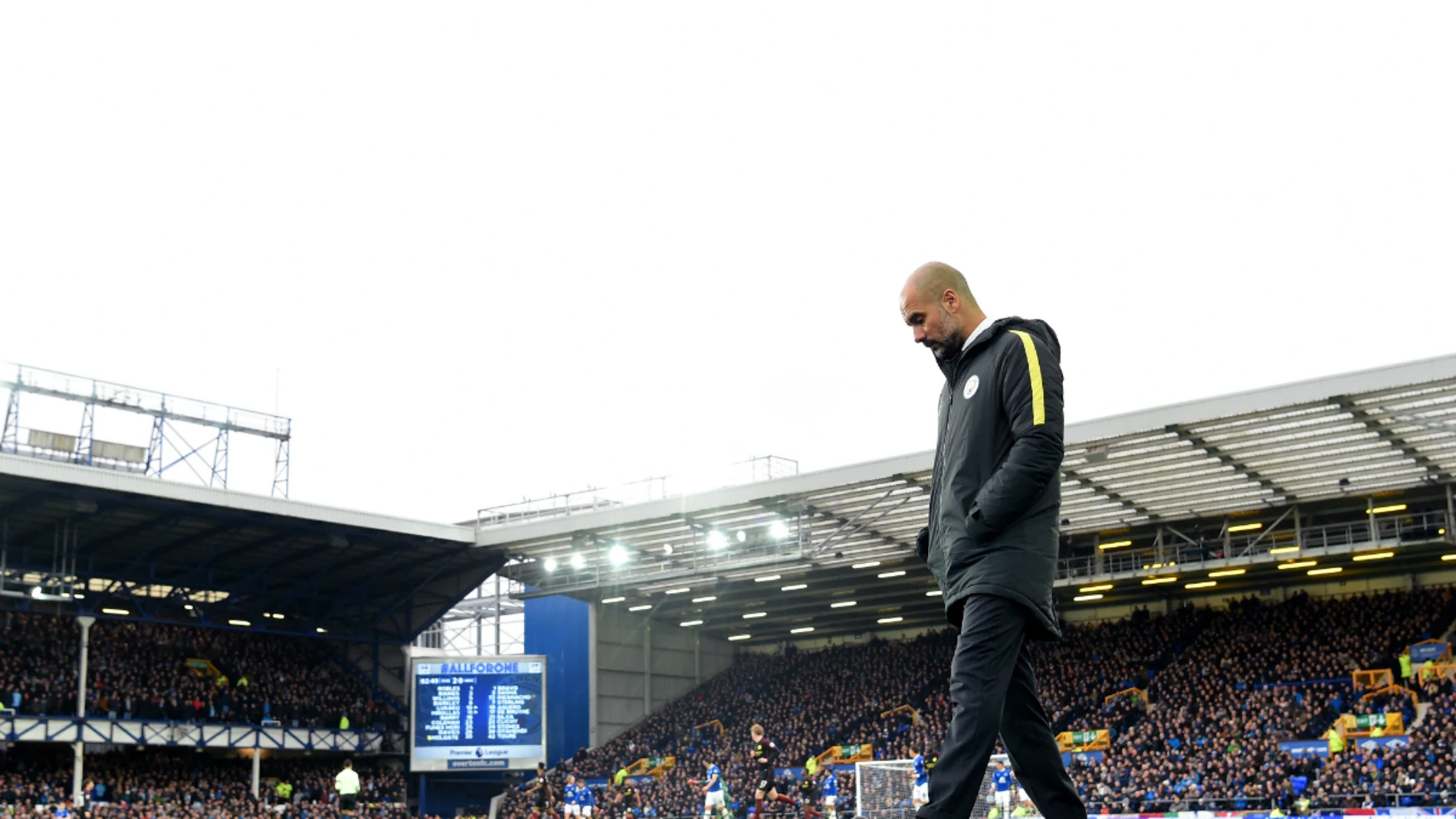 Guardiola camina cabizbajo por Goodison Park Guardiola camina cabizbajo por Goodison Park