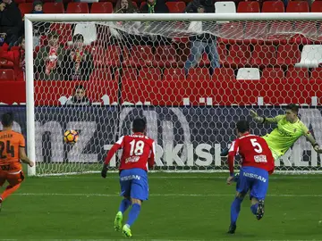 Adrián marca un gol al Sporting Adrián marca un gol al Sporting