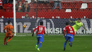 Adrián marca un gol al Sporting