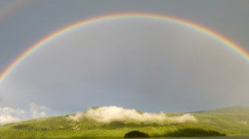 Los arcoíris se producen cuando la luz atraviesa las gotas de agua de lluvia
