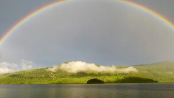 Los arcoíris se producen cuando la luz atraviesa las gotas de agua de lluvia Los arcoíris se producen cuando la luz atraviesa las gotas de agua de lluvia