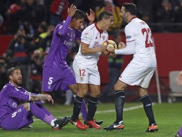 Los jugadores del Sevilla celebran el 1-1 ante el Real Madrid