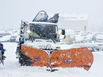 Una máquina quitanieves retira la nieve 