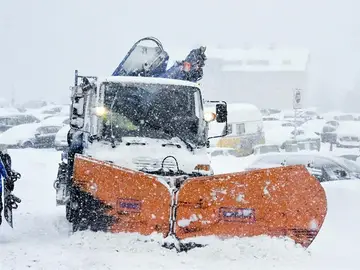 Una máquina quitanieves retira la nieve Una máquina quitanieves retira la nieve
