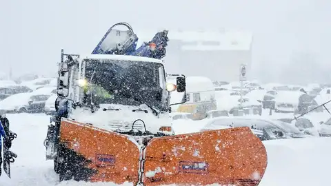 Una máquina quitanieves retira la nieve Una máquina quitanieves retira la nieve