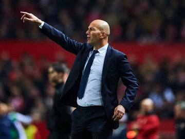 Zidane da instrucciones en la banda del Sánchez Pizjuán
