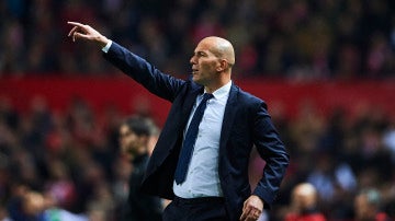 Zidane da instrucciones en la banda del Sánchez Pizjuán