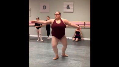 Una adolescente con sobrepeso sorprende con sus perfectas piruetas de ballet 