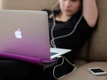 Joven con ordenador Joven con ordenador