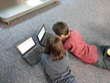 Niños con ordenador Niños con ordenador