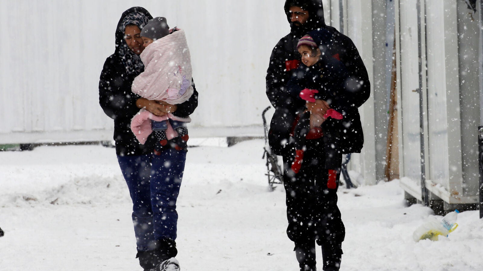 Los refugiados intentan sobrevivir a los -20ºC en el centro de Europa sin electricidad, ropa ni comida