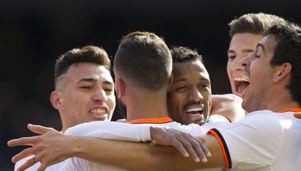 Los jugadores del Valencia celebra el primer gol ante el Espanyol