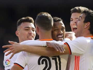 Los jugadores del Valencia celebra el primer gol ante el Espanyol