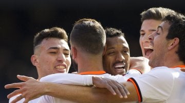Los jugadores del Valencia celebra el primer gol ante el Espanyol