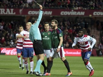 Fausto Tienza ve la tarjeta amarilla tras una acción