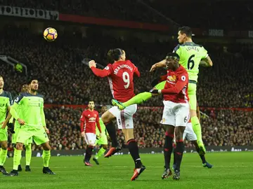Ibra, Pogba y Lovren pujan por un balón Ibra, Pogba y Lovren pujan por un balón