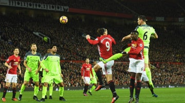 Ibra, Pogba y Lovren pujan por un balón