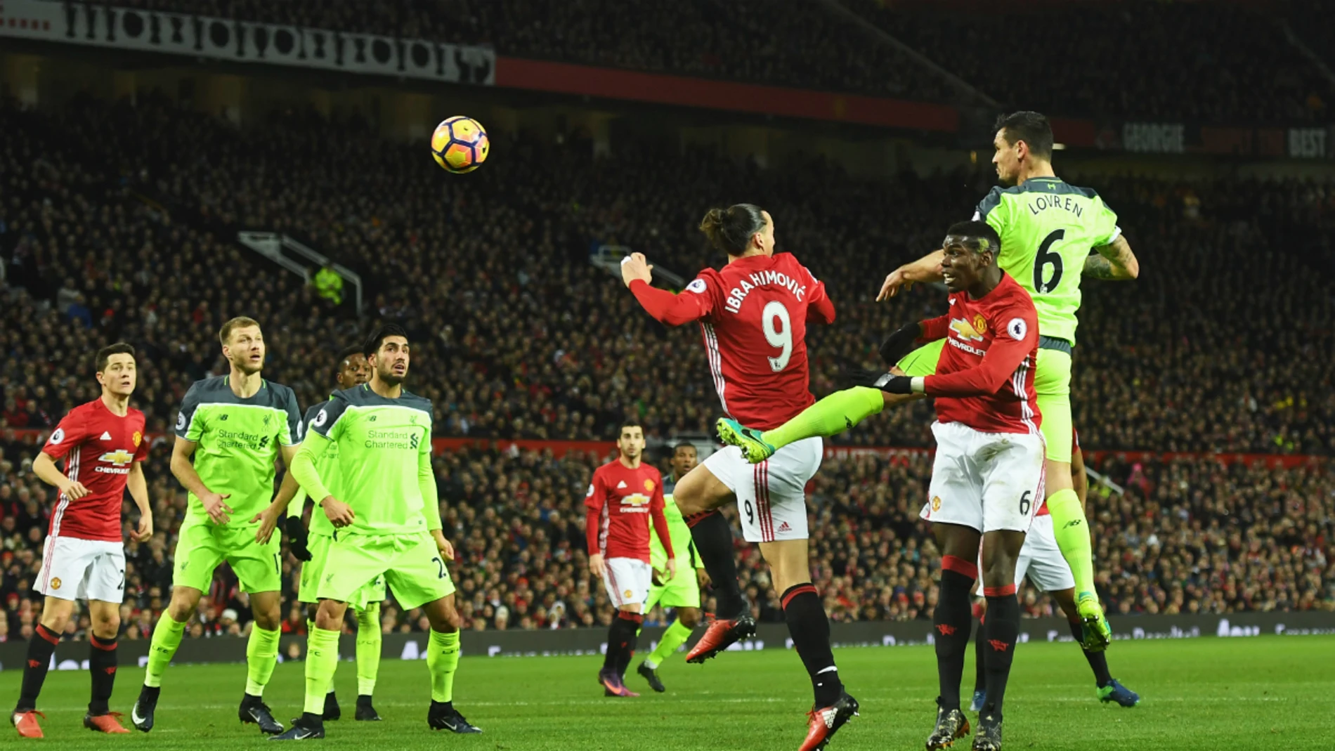 Ibra, Pogba y Lovren pujan por un balón Ibra, Pogba y Lovren pujan por un balón