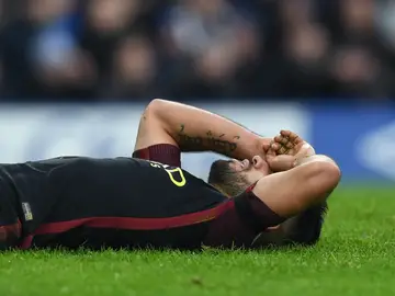 Agüero, tumbado en el suelo Agüero, tumbado en el suelo
