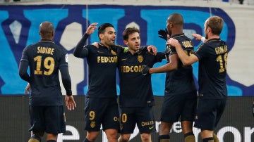 Falcao celebra con sus compañeros un gol