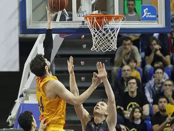 Ante Tomic trata de encestar ante la defensa del Iberostar Tenerife Ante Tomic trata de encestar ante la defensa del Iberostar Tenerife