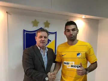David Barral posa con la camiseta del APOEL de Nicosia David Barral posa con la camiseta del APOEL de Nicosia