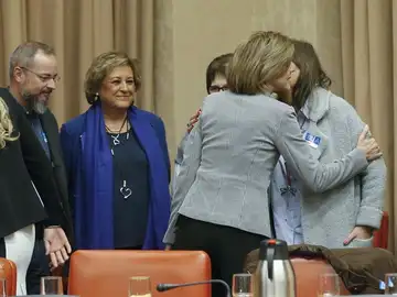 Cospedal saluda a los familiares de las víctimas del Yak-42 antes de su comparecencia Cospedal saluda a los familiares de las víctimas del Yak-42 antes de su comparecencia
