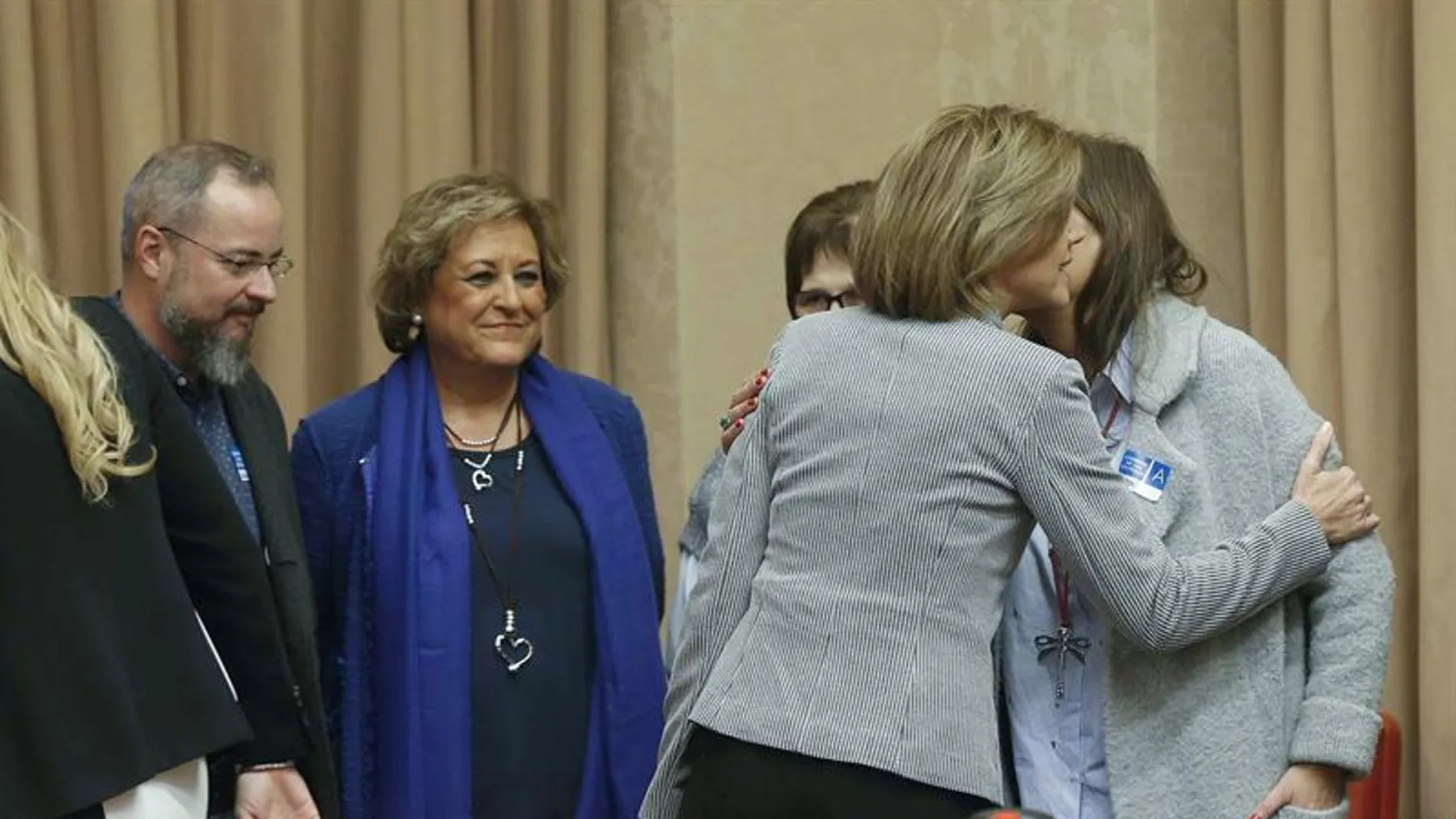 Cospedal saluda a los familiares de las víctimas del Yak-42 antes de su comparecencia Cospedal saluda a los familiares de las víctimas del Yak-42 antes de su comparecencia